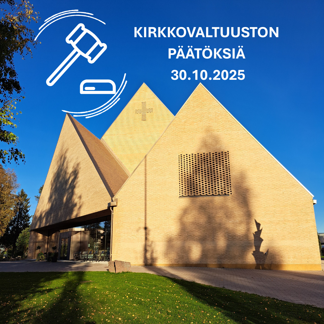 Kuvassa Ylivieskan Pyhän Kolminaisuuden kirkon julkisivu syksyisessä auringonpaisteessa