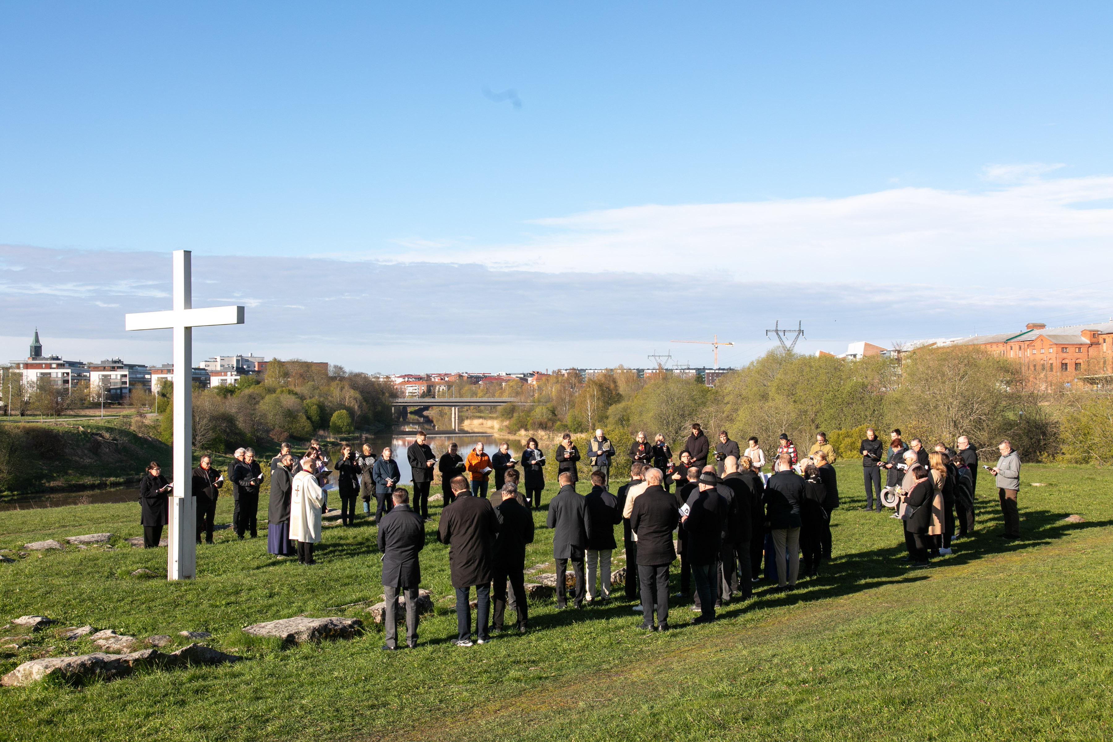 Kirkolliskokouksen aamuhartaus Koroisten ristillä 9.5.2025.