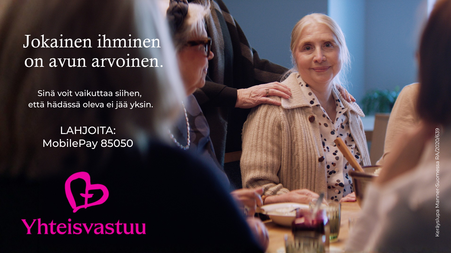 Iäkäs nainen, ympärillä ihmisiä, joku pitää naisen olkapäistä kiinni.