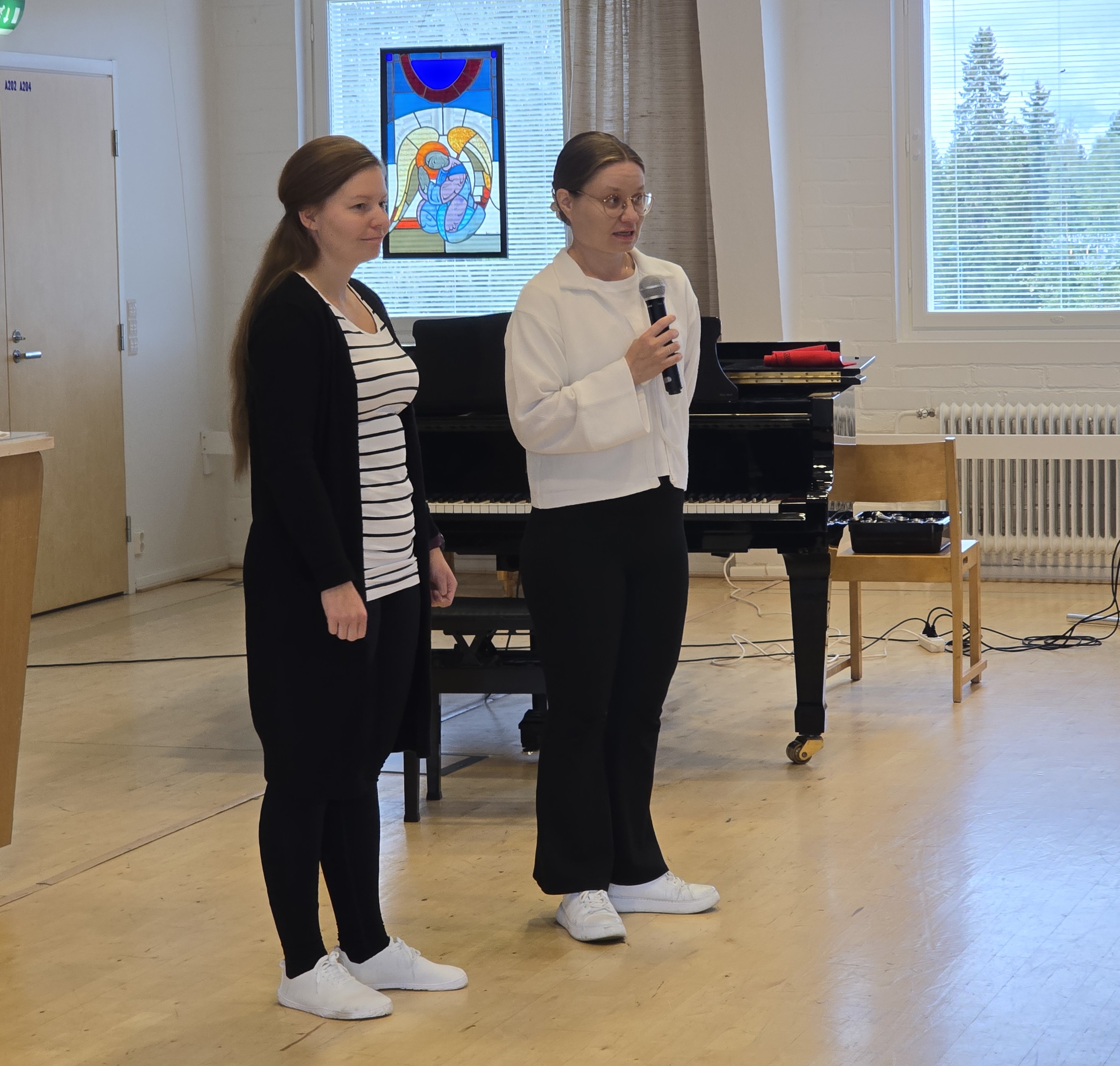 Kuvassa uudet työntekijät lastenohjaaja Marjaana Marttala ja kanttori Silja-Maria Paimen