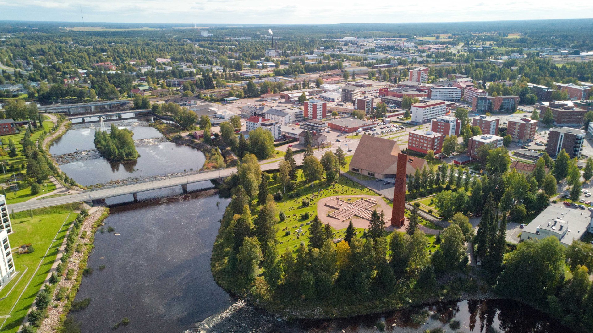 Ilmakuva Ylivieskan keskustasta: kirkko, kaupunkia halkova Kalajoki ja metsää, peltoja ja rakennuksia.