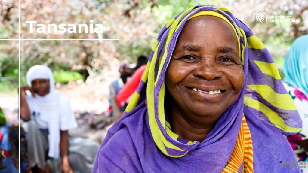 Tansanialainen nainen hymyilee