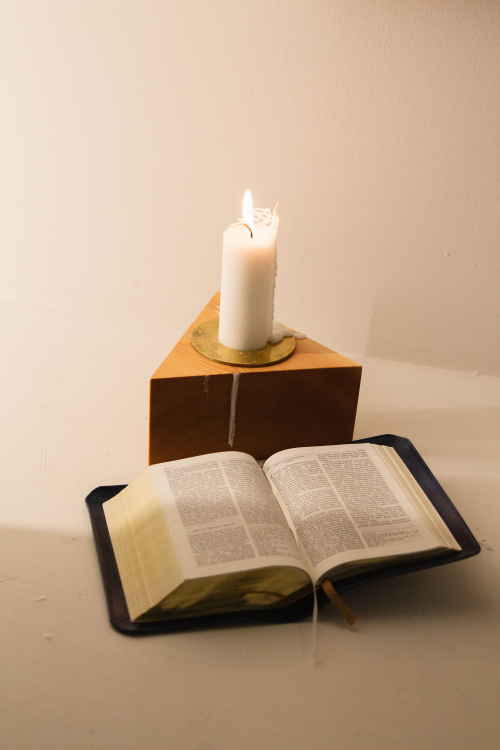 Kynttilä ja Raamattu