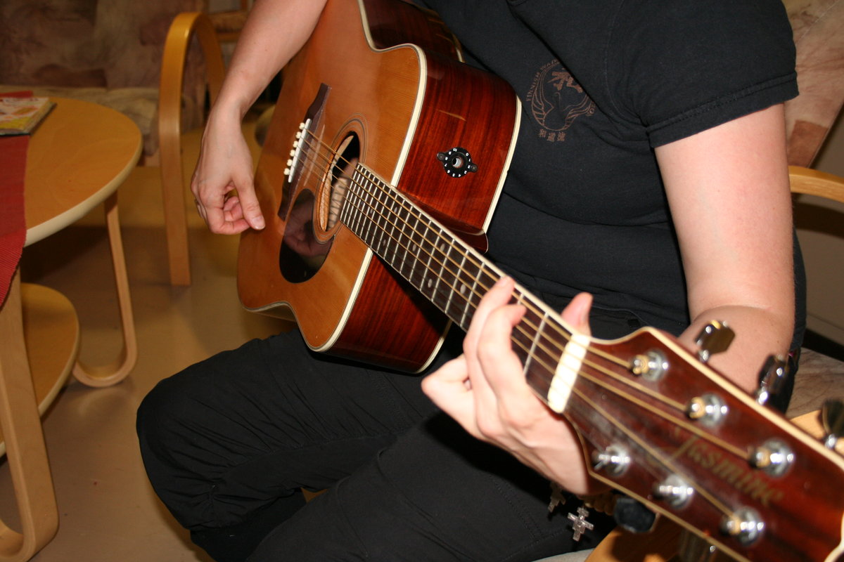 kitaraa soittava nuori