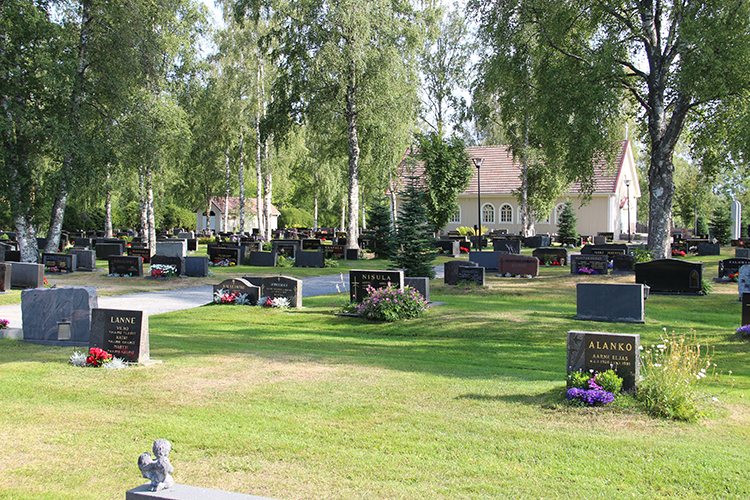 Kesäinen kuva Heikkilän hautausmaasta