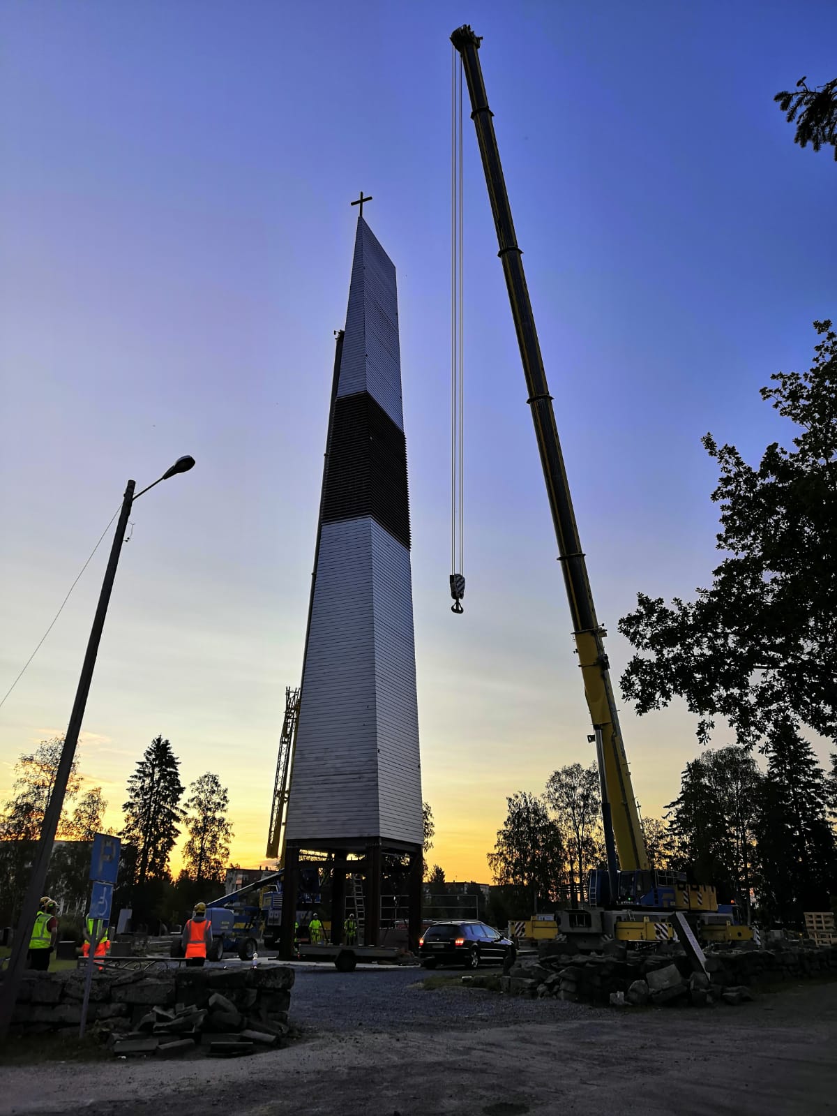 Ylivieskan seurakunnan uusi kellotapuli saapui erikoiskuljetuksena kirkkomaalle tiistaina 13.7. vähän ennen...