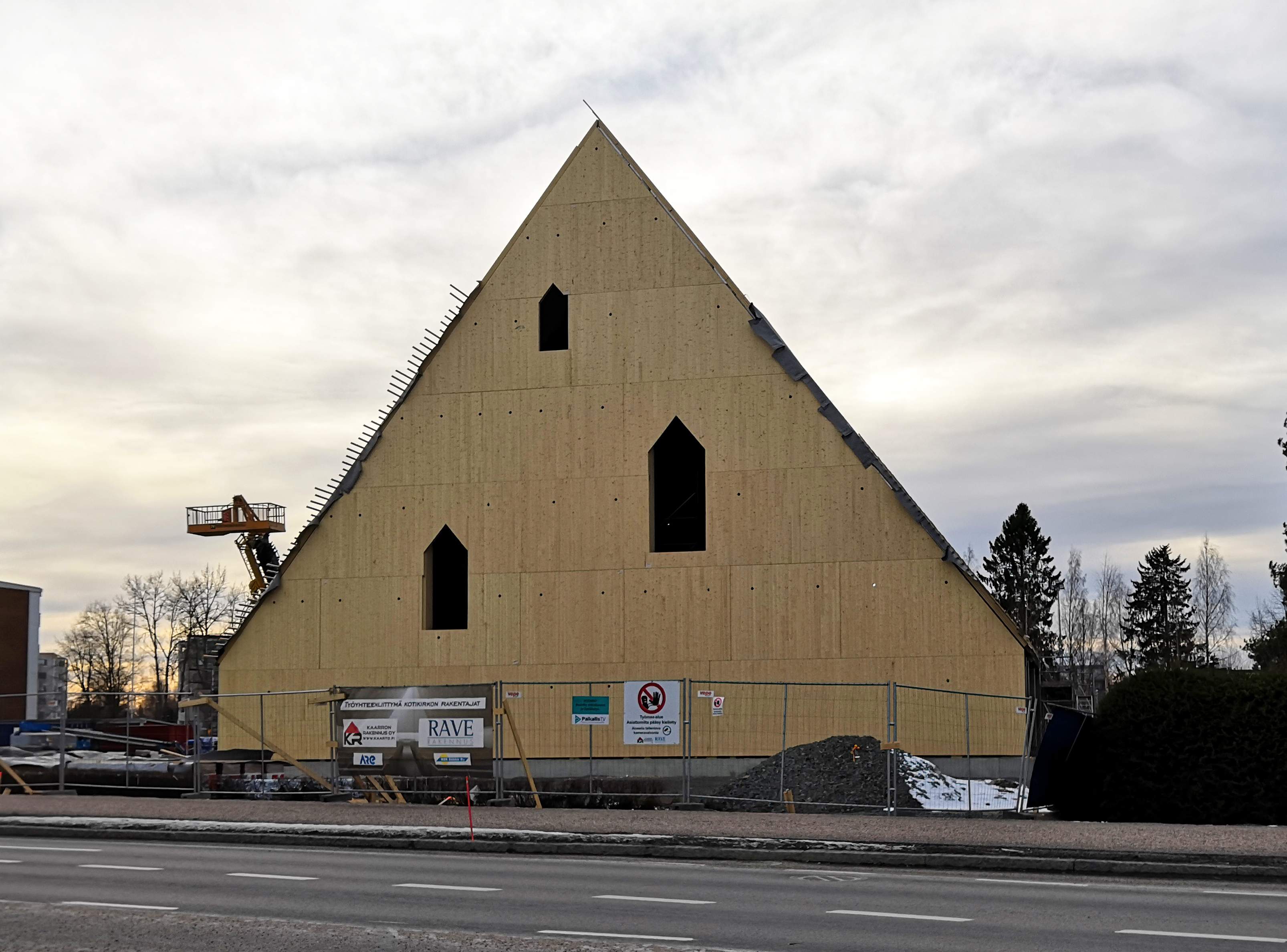 Itäisen päädyn seinälevytykset valmiina 29.3.2020.
