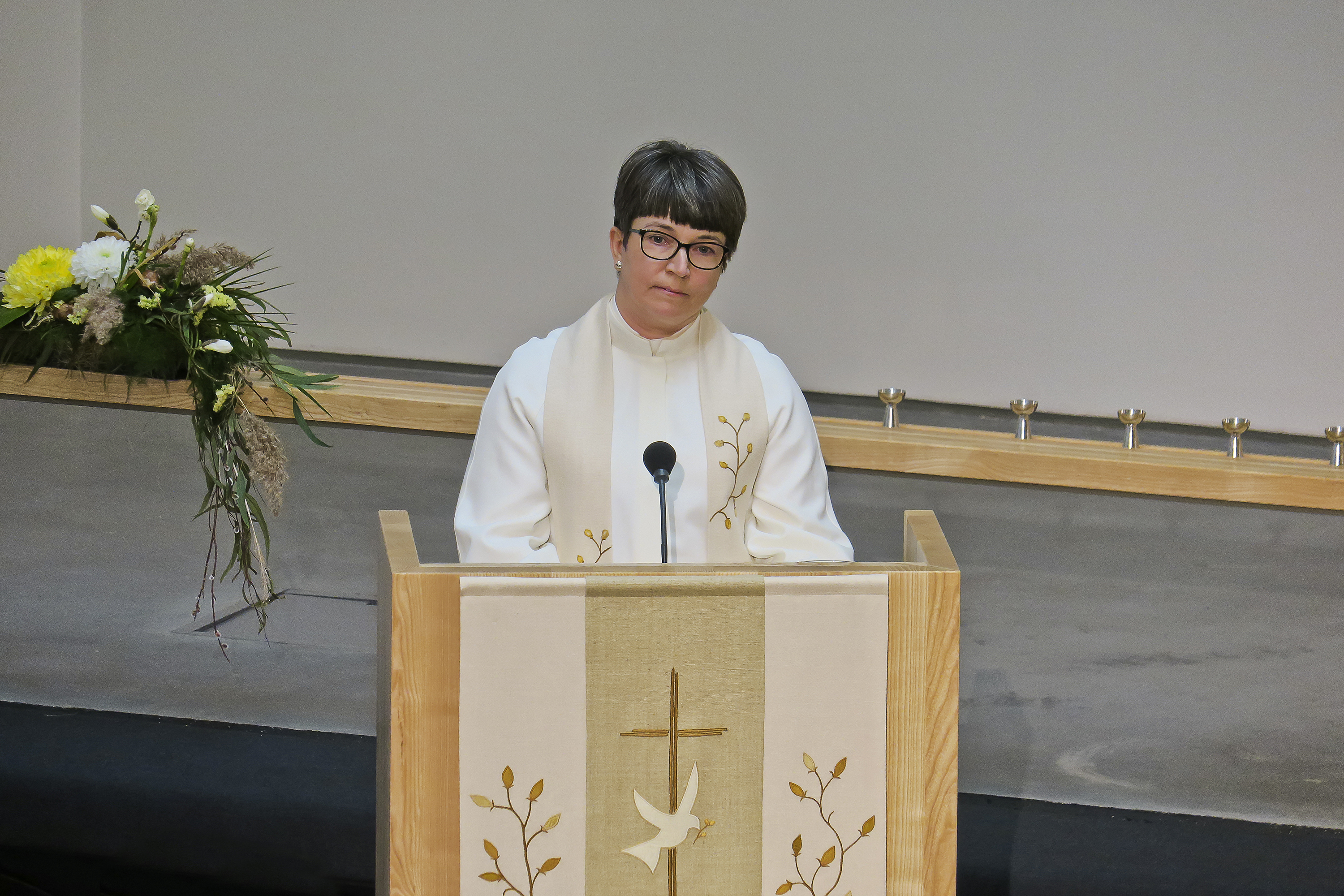 Kirkkoherra Eija Nivala saarnaamassa kirkon vihkimismessussa 4.4.2021. Kuva Tapani Uusikylä
