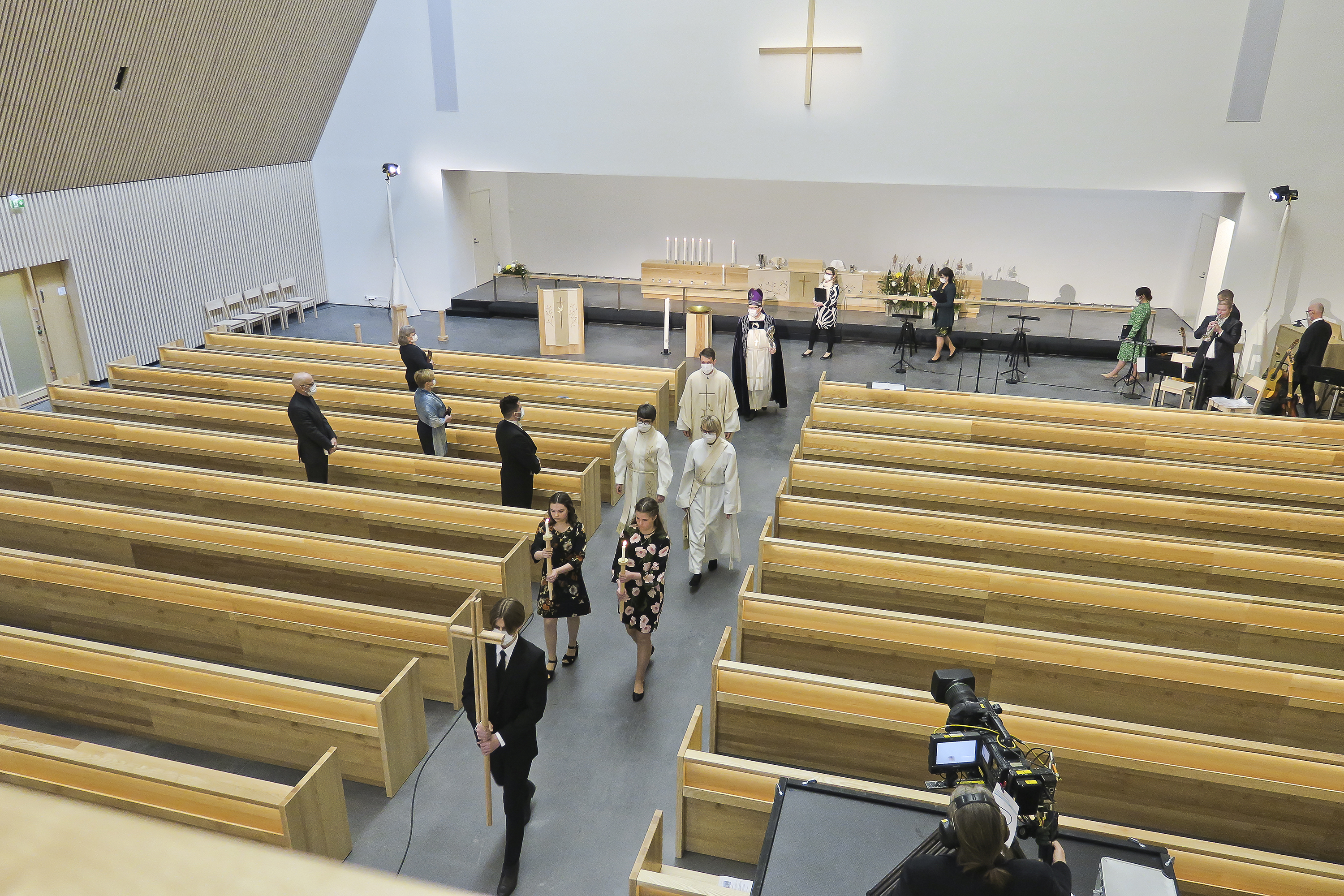 Ristikulkue poistumassa 4.4.2021. Kirkon vihkimismessu on päättymässä. Kuva Tapani Uusikylä
