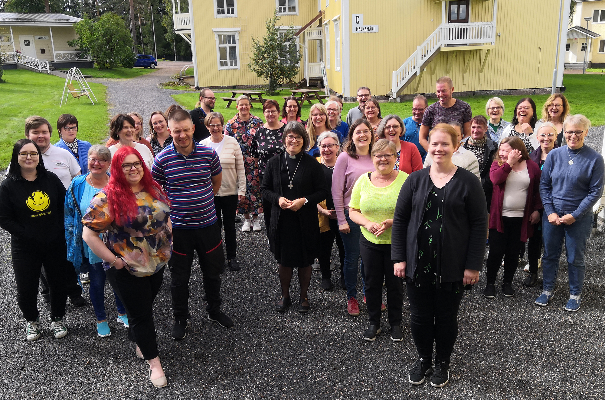 Kuvassa Ylivieskan seurakunnan työntekijät yhteiskuvassa elokuussa 2023